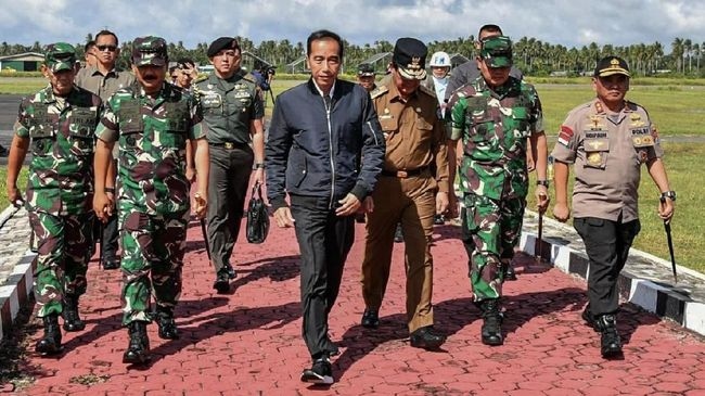 Tổng thống Indonesia (giữa) yêu cầu quân đôi và cảnh sát truy đuổi nhóm tội phạm vũ trang(Nguồn: Ban thư ký Tổng thống)