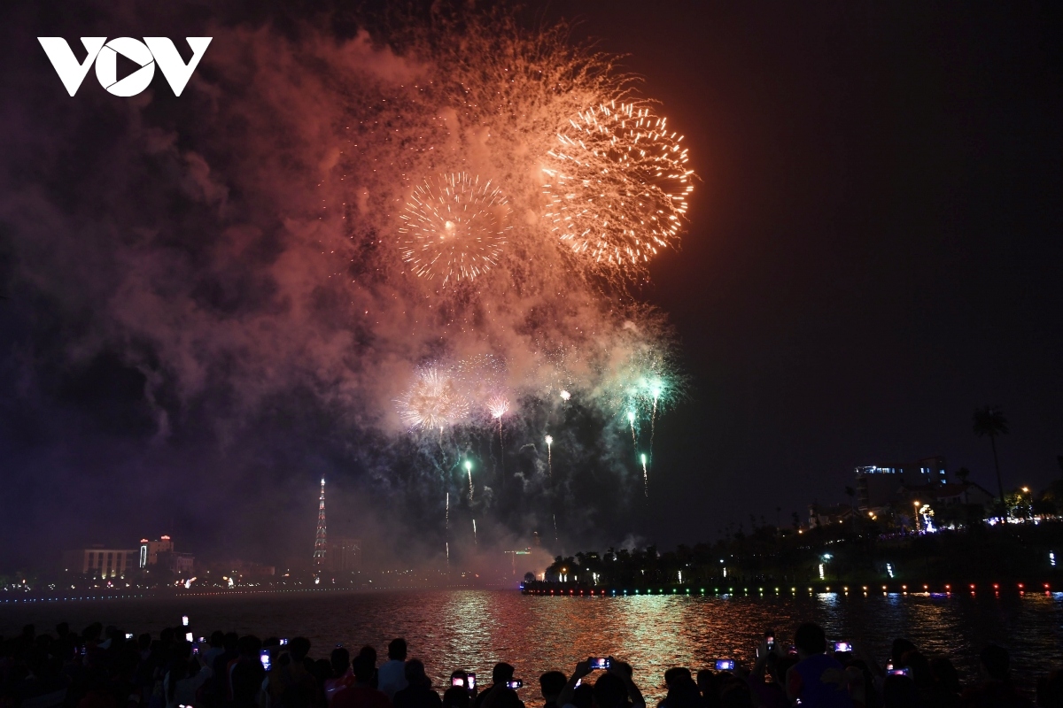 fireworks light up night sky as people commemorate founders of nation picture 2