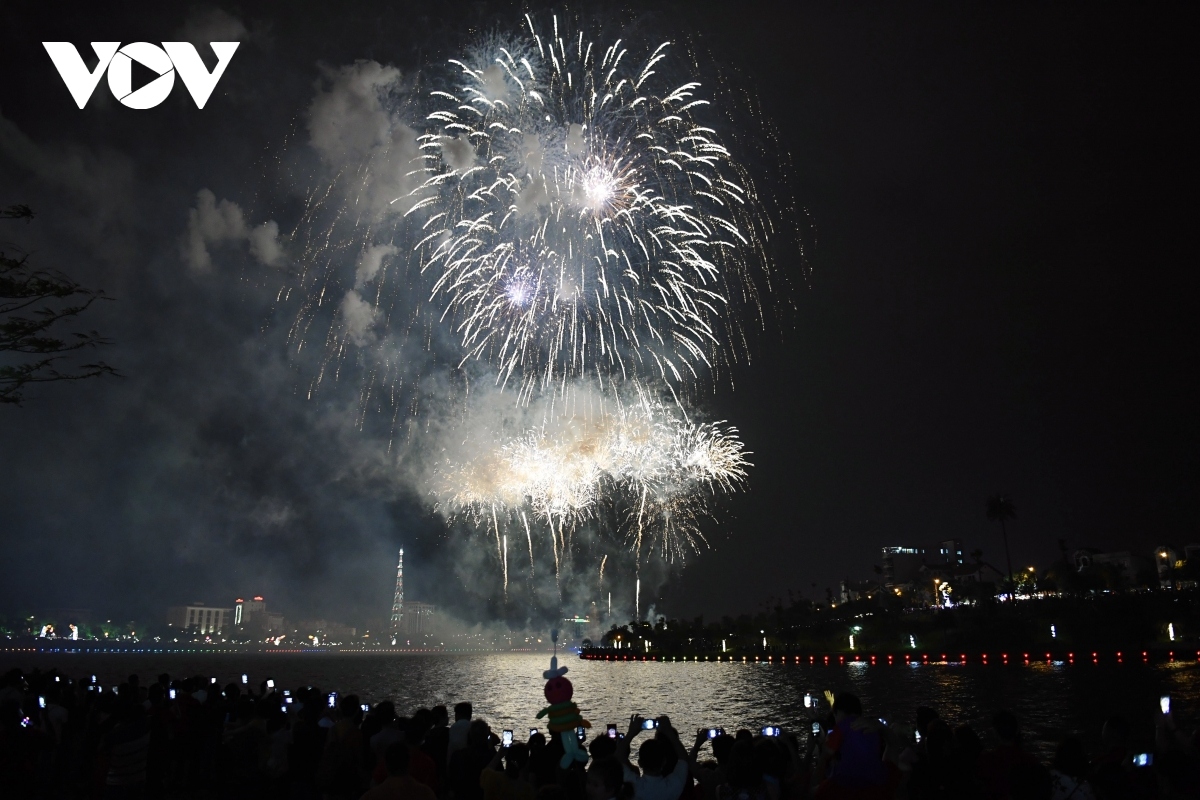 fireworks light up night sky as people commemorate founders of nation picture 4
