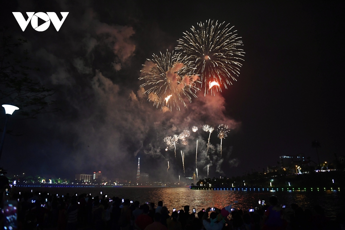 fireworks light up night sky as people commemorate founders of nation picture 5