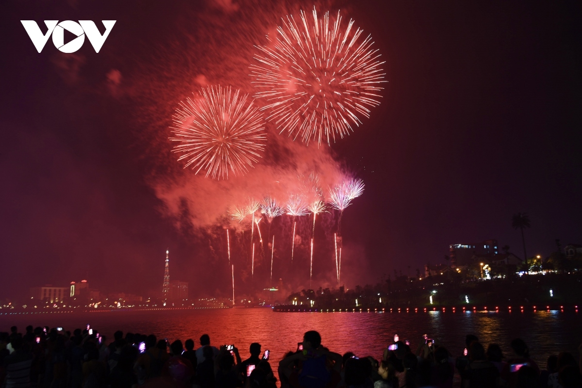 fireworks light up night sky as people commemorate founders of nation picture 6