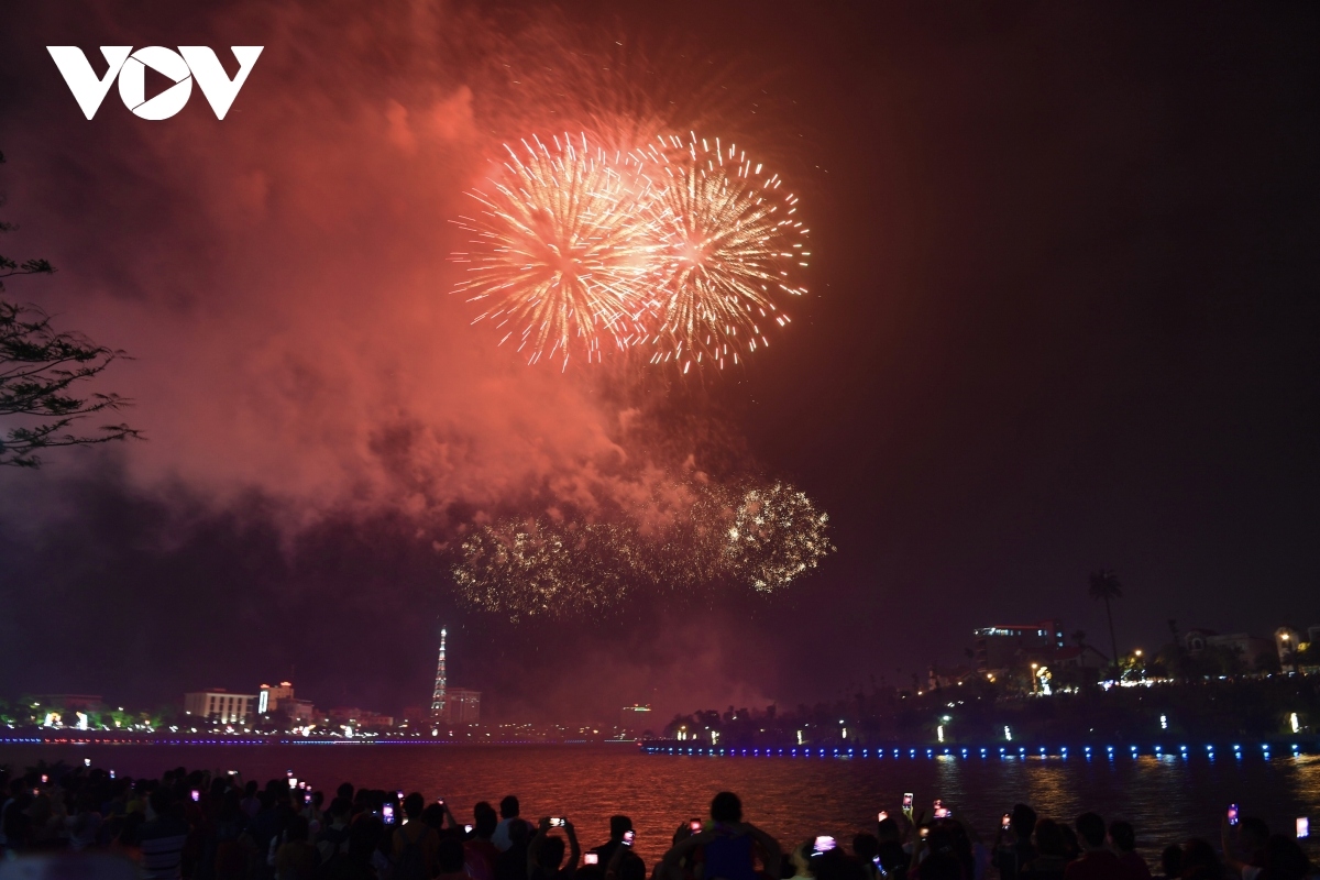 fireworks light up night sky as people commemorate founders of nation picture 7