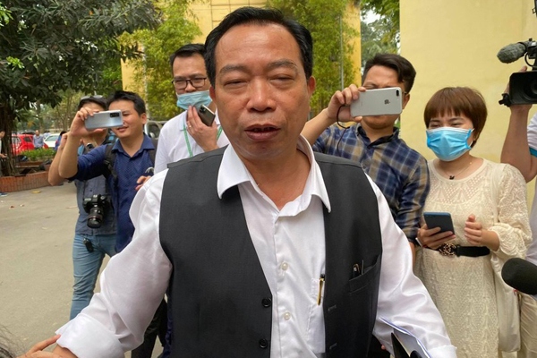 Ông Vương Văn Tịnh trong vòng vây của phóng viên trưa 1/4. Ảnh: Tiền phong