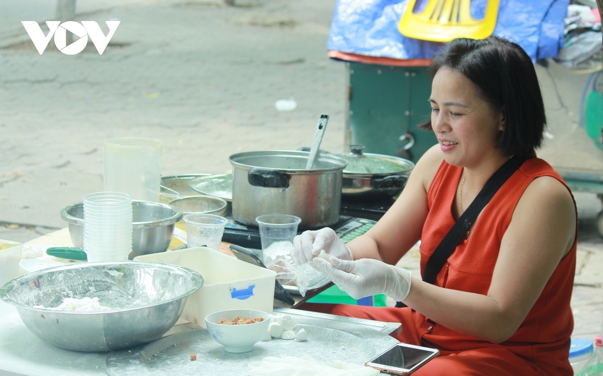 hanoians make final preparations ahead of han thuc festival picture 3