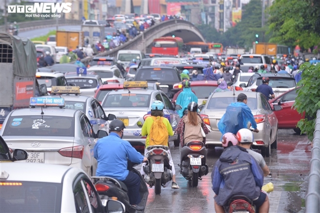 heavy downpours cause severe traffic jams and fallen trees around hanoi picture 8
