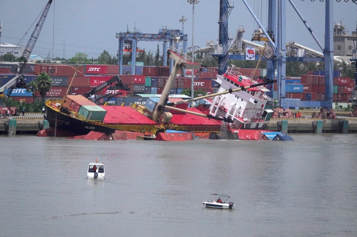 cuu ho tau hang nuoc ngoai lat nghieng, nhieu container roi xuong song hinh anh 1