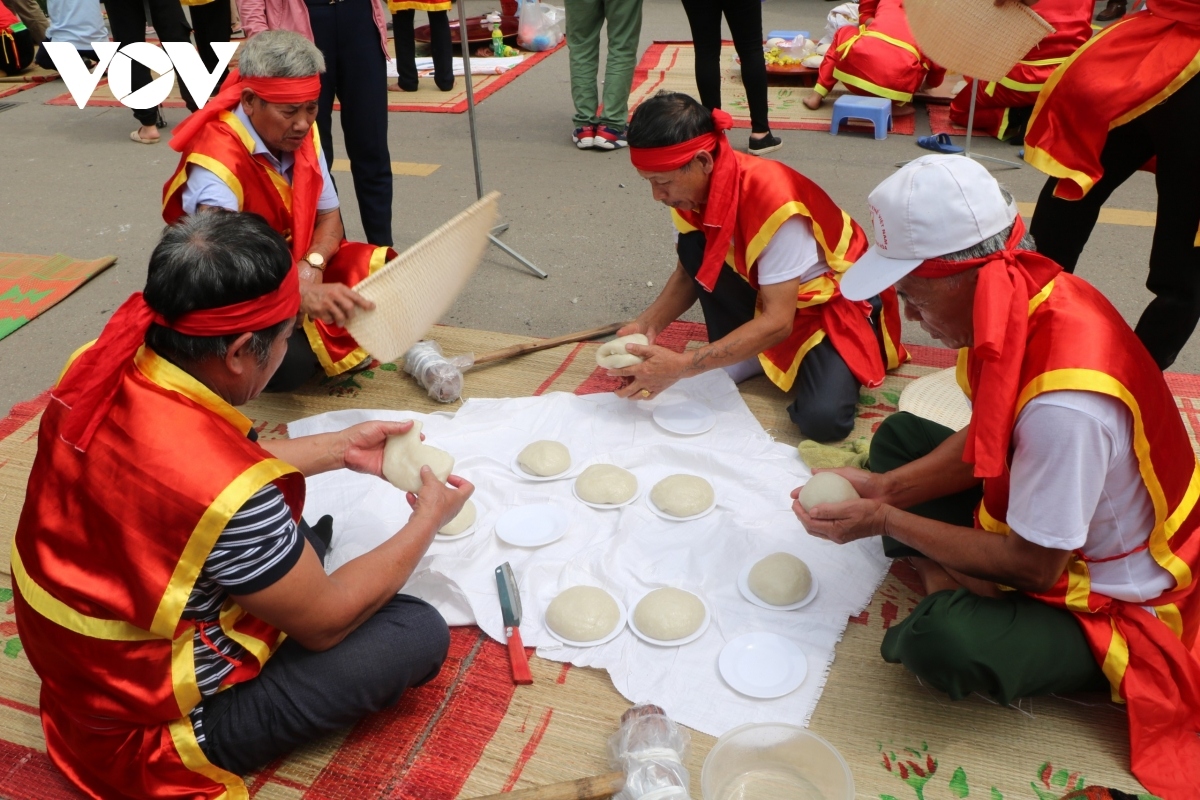 traditional cake making contest held to commemorate hung kings picture 9