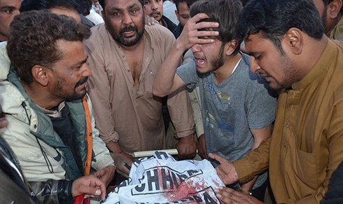 Thân nhân đau buồn trước cái chết của nạn nhân trong một vụ tấn công khủng bố tại Pakistan. Ảnh: Reuters