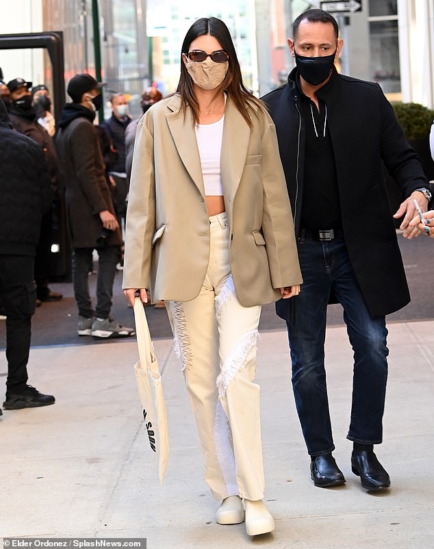 kendall jenner dien blazer sanh dieu roi khoi khach san cung ban trai hinh anh 2