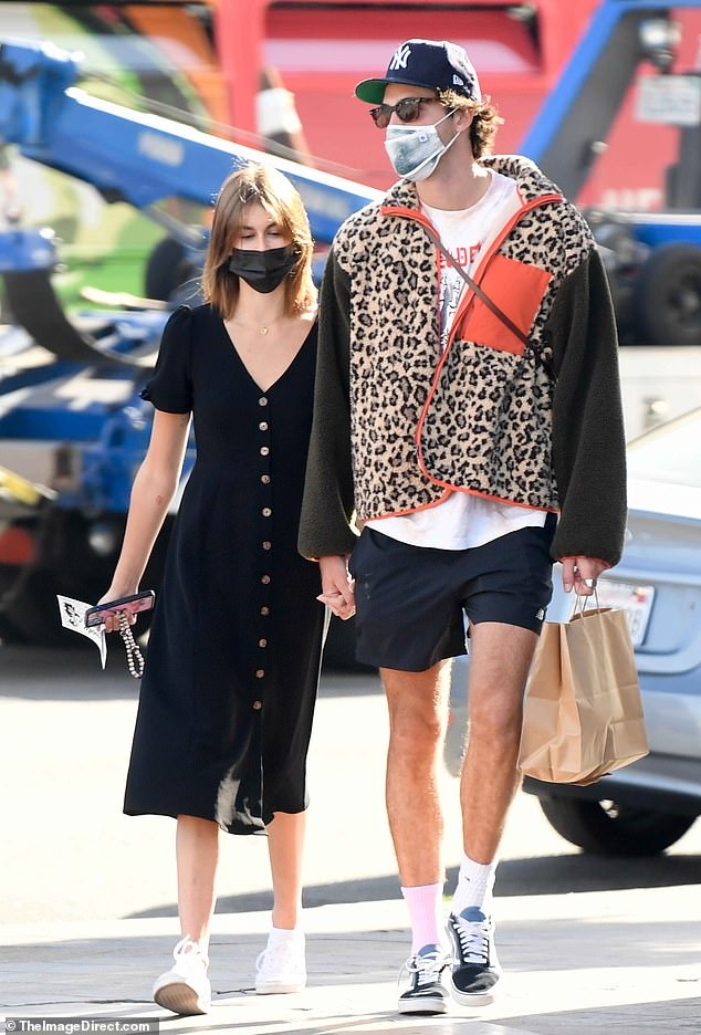 kaia gerber va ban trai jacob elordi nam tay tinh cam di mua sam hinh anh 1