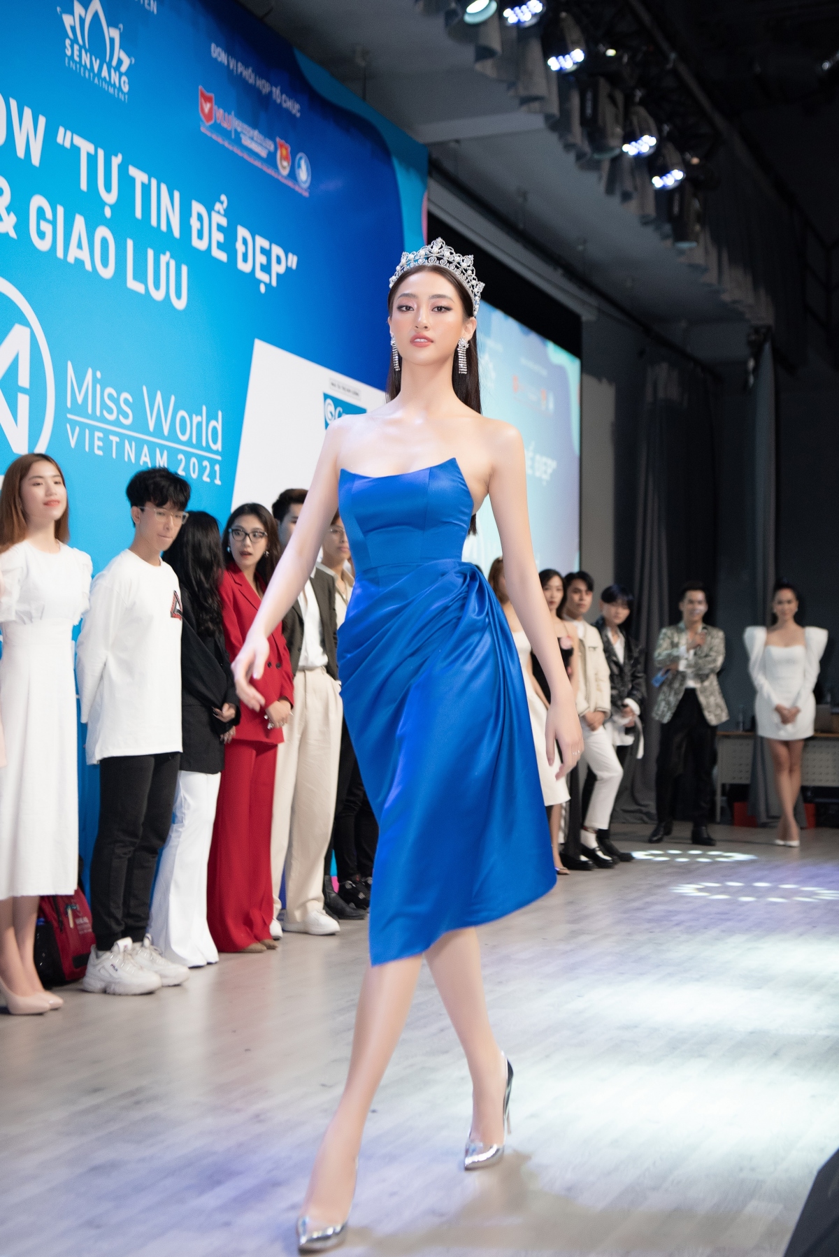 tieu vy, luong thuy linh tro tai catwalk trong buoi giao luu miss world vietnam 2021 hinh anh 4