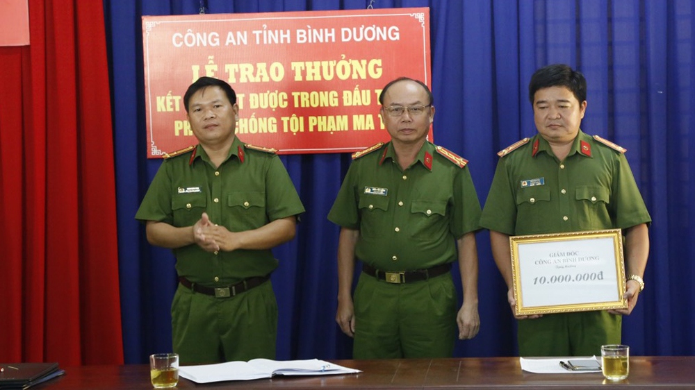 khen thuong ban chuyen an triet pha duong day ma tuy khung o binh duong hinh anh 1