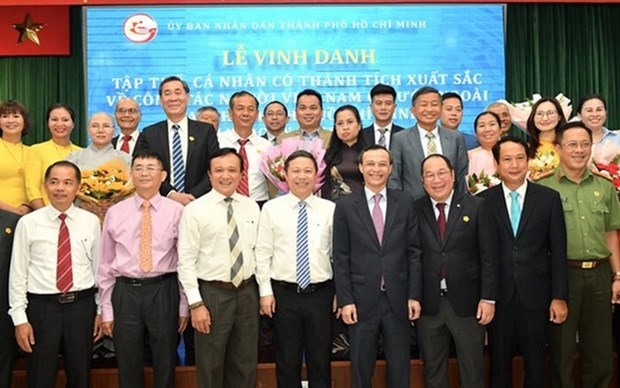 17 collectives, 33 individuals honoured for overseas vietnamese affairs picture 1