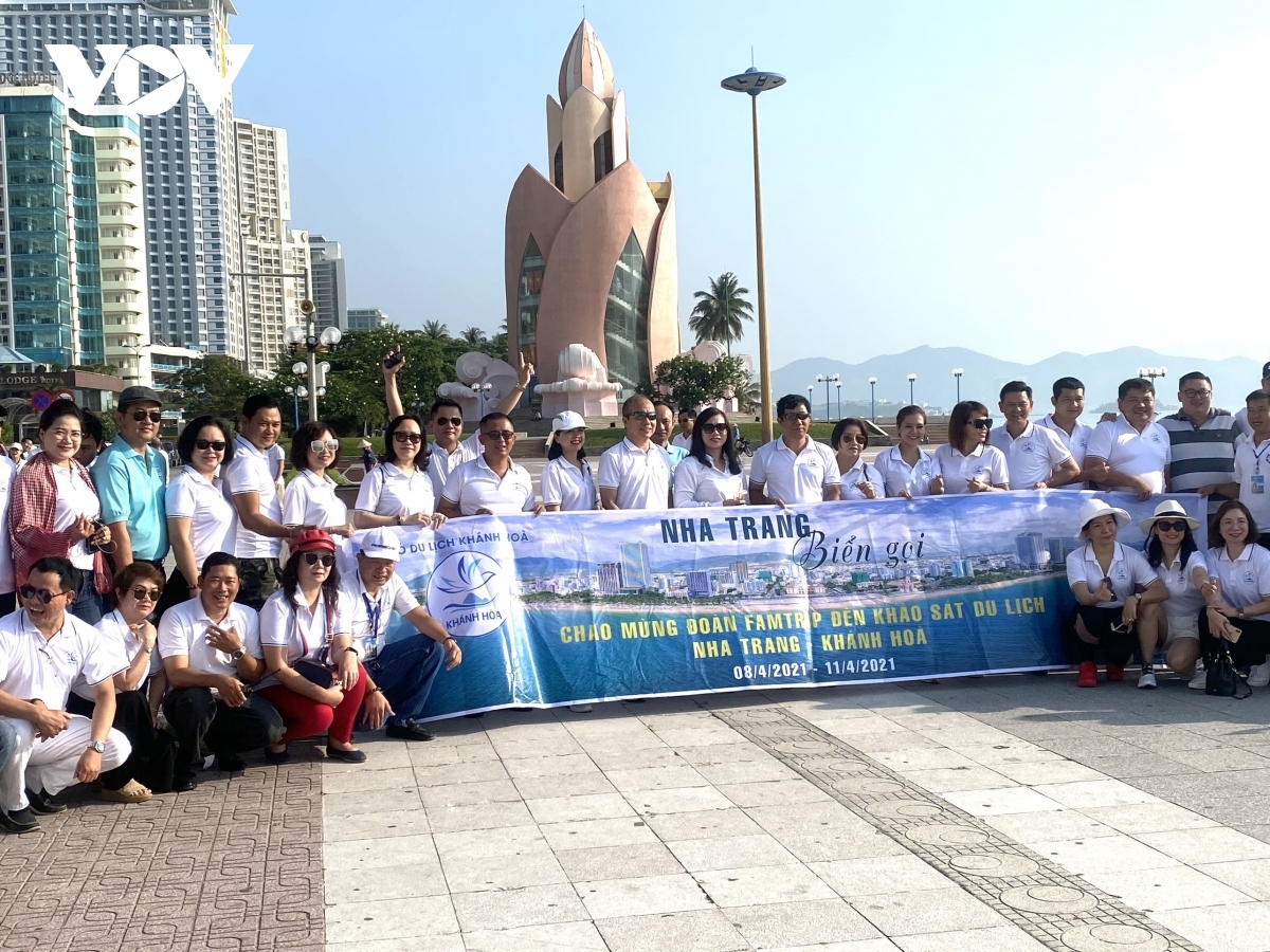 Participants in a famtrip tour to Khanh Hoa pose for a group photo.