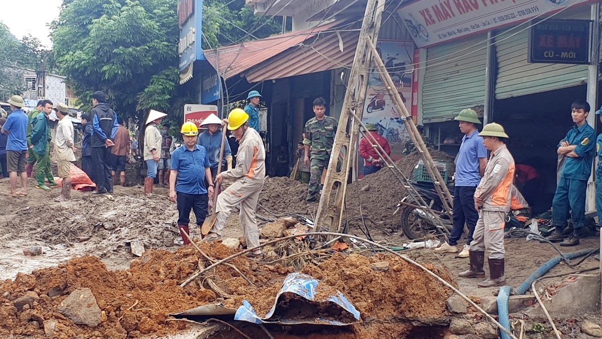 no luc tim kiem nan nhan mat tich do lu quet o van ban, lao cai hinh anh 1