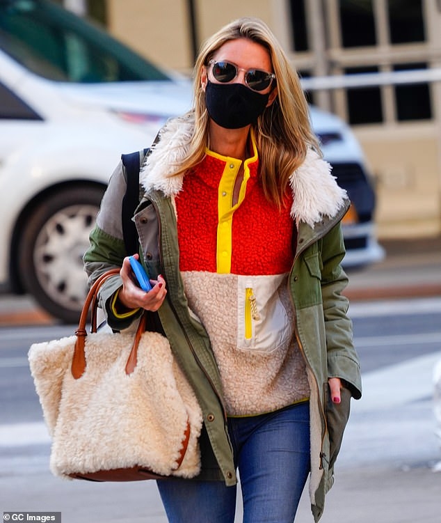 nicky hilton de mat moc, voi va di cong viec o new york hinh anh 5
