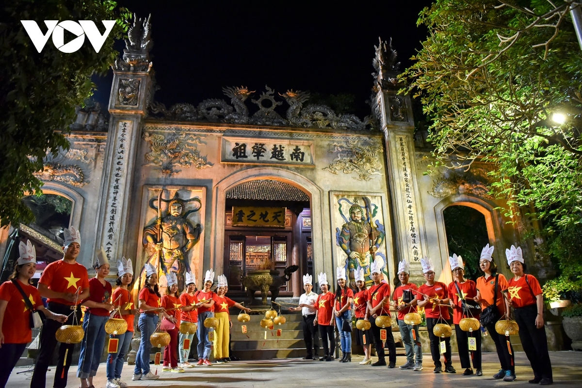 hung kings temple complex welcomes tourists at night picture 1