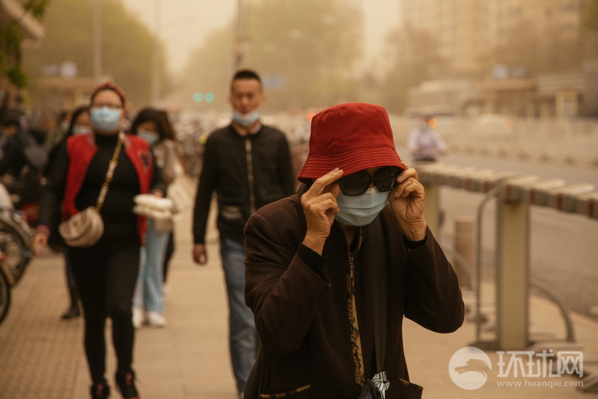 Người dân Bắc Kinh che chắn kỹ càng khi đi ra đường. Ảnh: Thời báo Hoàn cầu