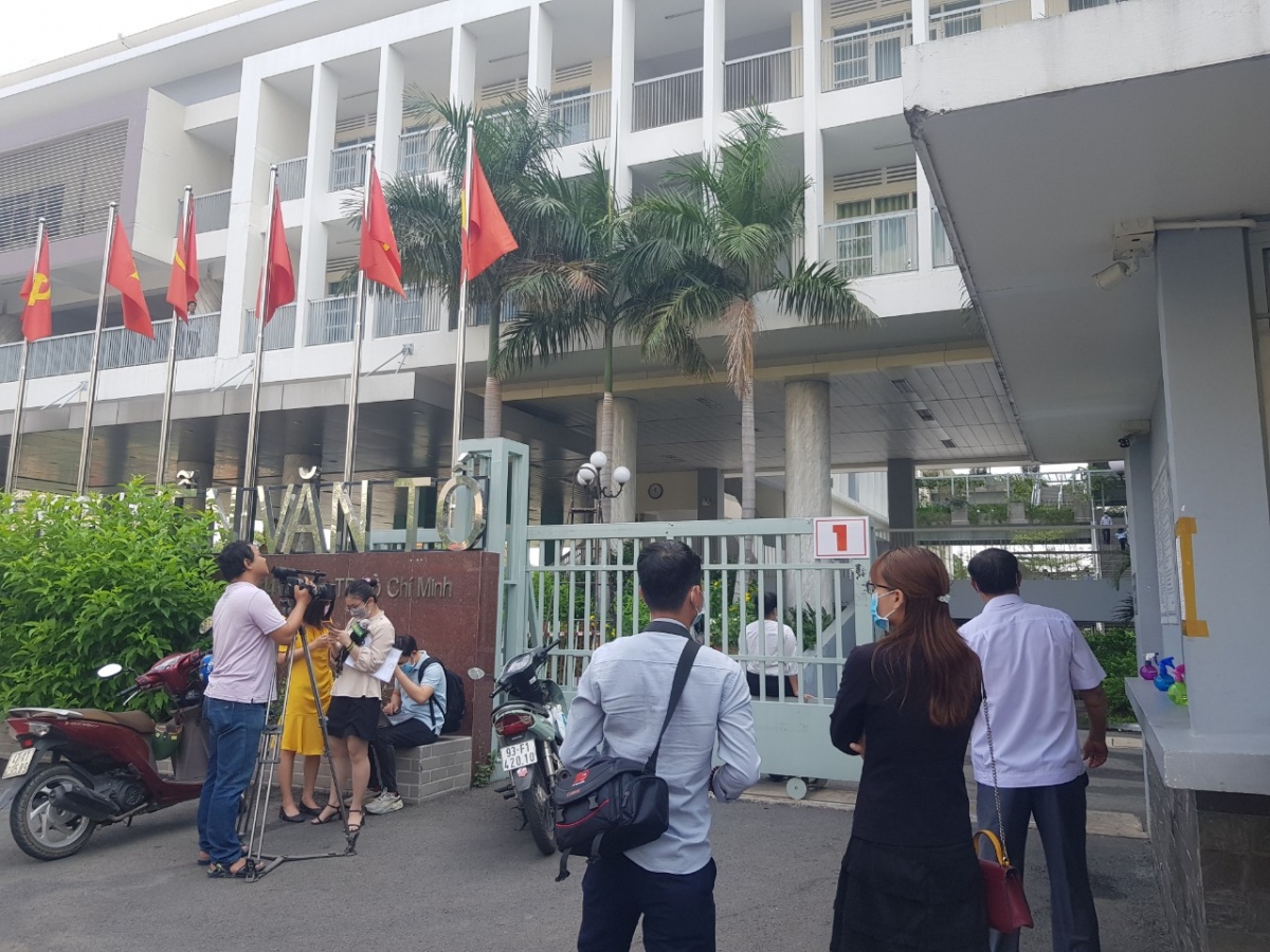 Nhiều phóng viên có mặt tại trưởng THCS Nguyễn Văn Tố