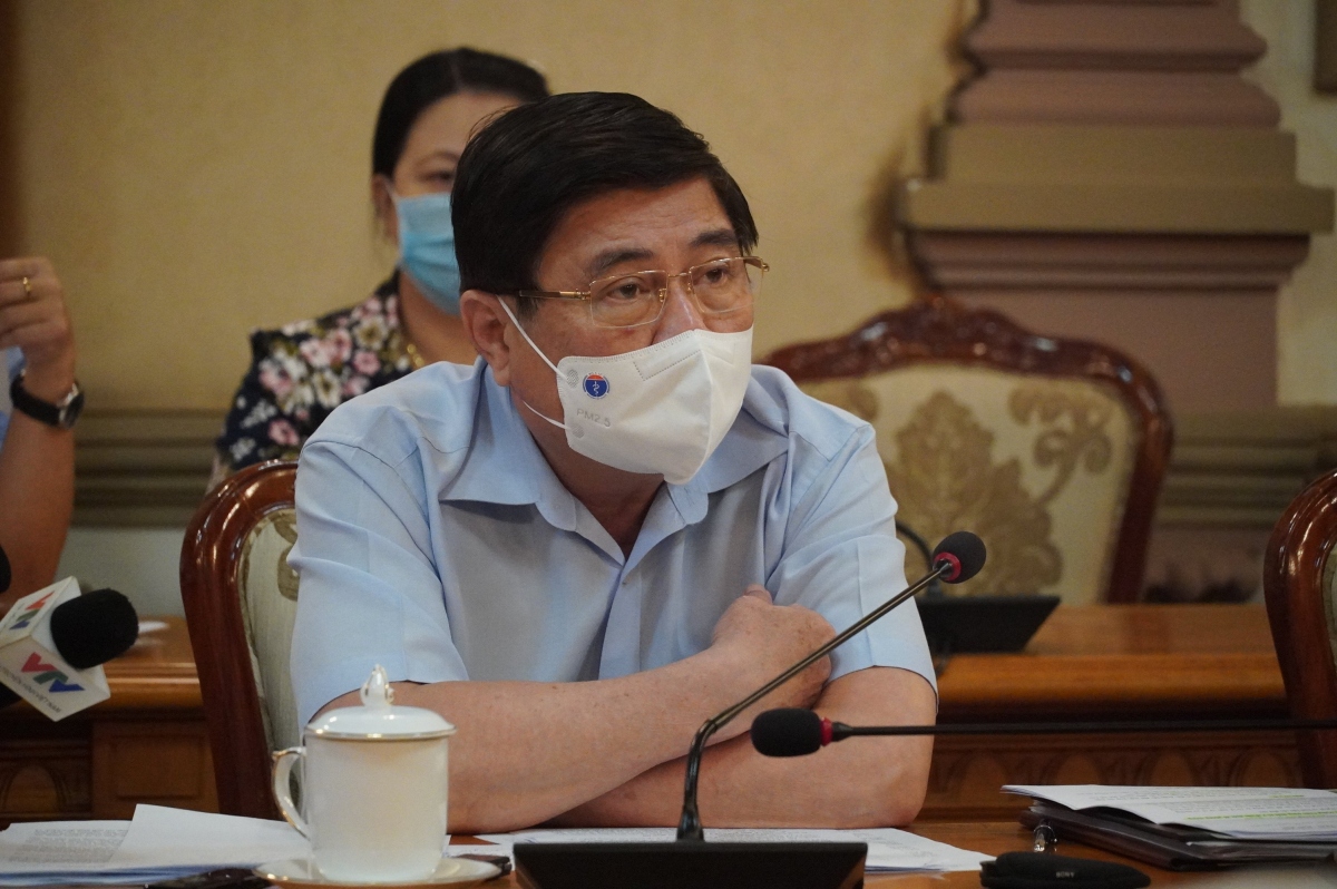 Ông Nguyễn Thành Phong - Chủ tịch UBND TPHCM chỉ đạo cuộc họp.