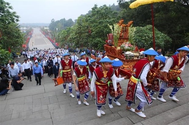 over 30,000 people flock to hung kings temple picture 1