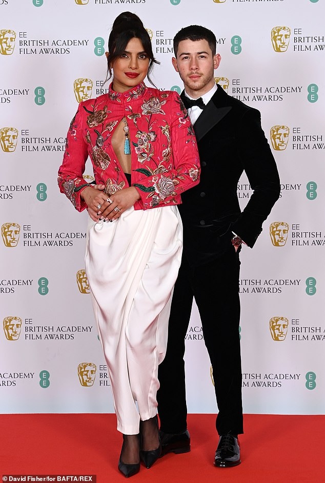 Priyanka Chopra sánh đôi cùng ông xã Nick Jonas dự lễ trao giải BAFTA diễn ra ở London, Anh quốc ngày 11/4 vừa qua.