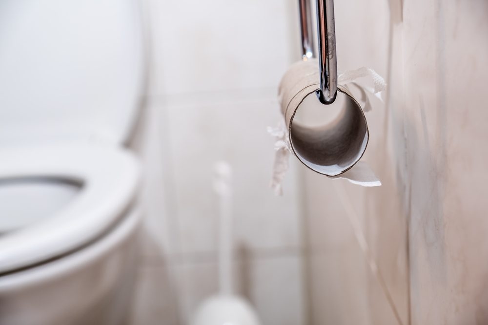 Bạn thường xuyên phải sử dụng nhà vệ sinh: Đi ngoài nhiều cũng là một trong những triệu chứng nhiễm ký sinh trùng thường gặp. Ký sinh trùng đường tiêu hóa có thể gây tình trạng tiêu chảy nặng, phân nặng mùi, đầy hơi, đau bụng và mất nước kéo dài trong vòng vài tuần.