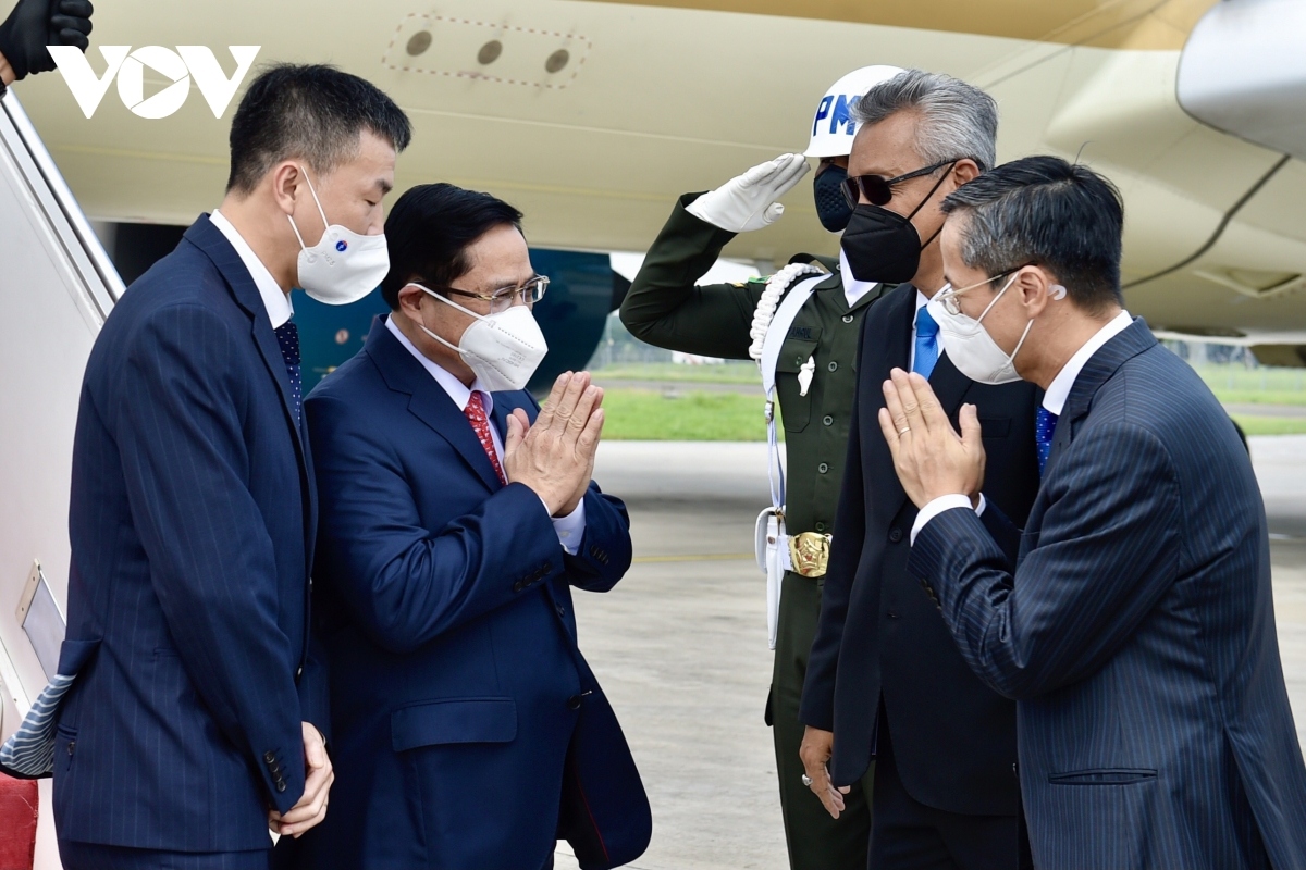 pm chinh arrives in indonesia for asean summit picture 1