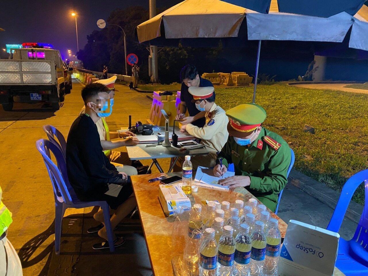 Phát hiện tài xế dương tính với ma túy trên cao tốc Hà Nội- Hải Phòng.