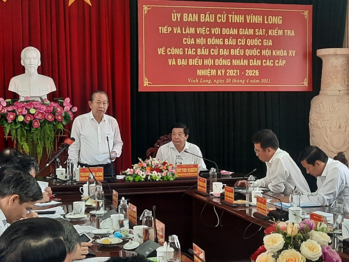 Phó Thủ tướng Trương Hòa Bình kiểm tra công tác bầu cử tại Vĩnh Long