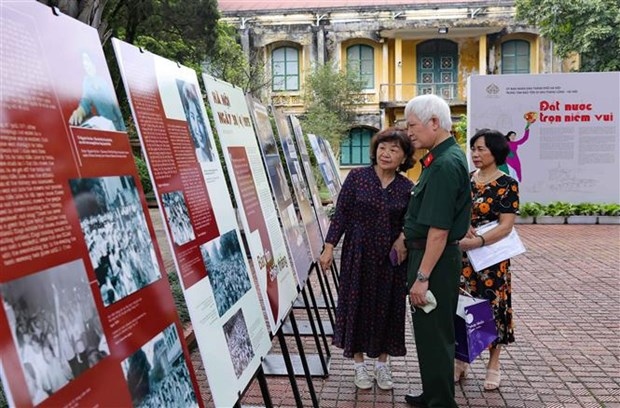 hanoi photo exhibition celebrates national reunification day picture 1