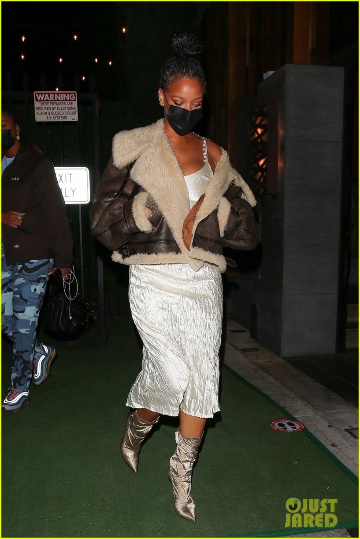 rihanna phoi do la mat di an toi cung ban be hinh anh 4