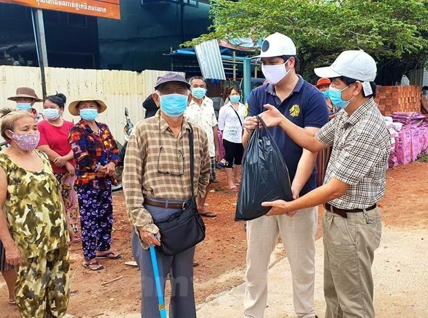 rice aid comes for vietnamese-cambodians under covid-19 lockdown picture 1