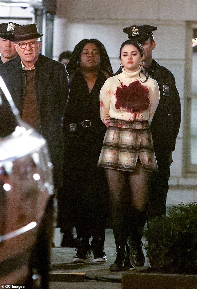 Trước đó, loạt ảnh chụp Selena Gomez mặc áo dính máu thu hút sự quan tâm của khán giả. Được biết, đó là khoảnh khắc được chụp trong buổi ghi hình "Only Murders in the Building".