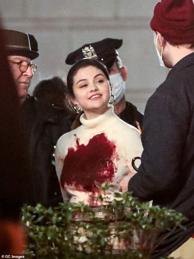 Trong phân đoạn này, nhân vật của Selena Gomez bị cảnh sát còng tay và áp giải. Lúc này, cảnh sát đang thực hiện nhiệm vụ vây nghi phạm giết người ở tòa chung cư tại thành phố New York (Mỹ).