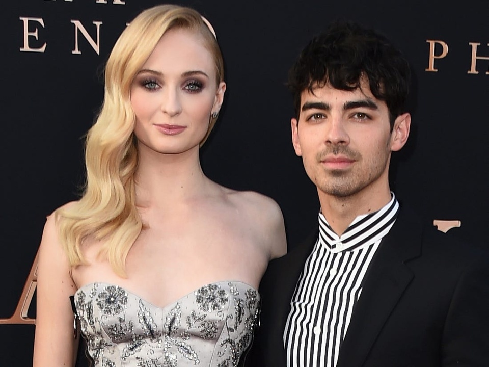 sophie turner buong ao ho hung di choi dem cung chong hinh anh 5