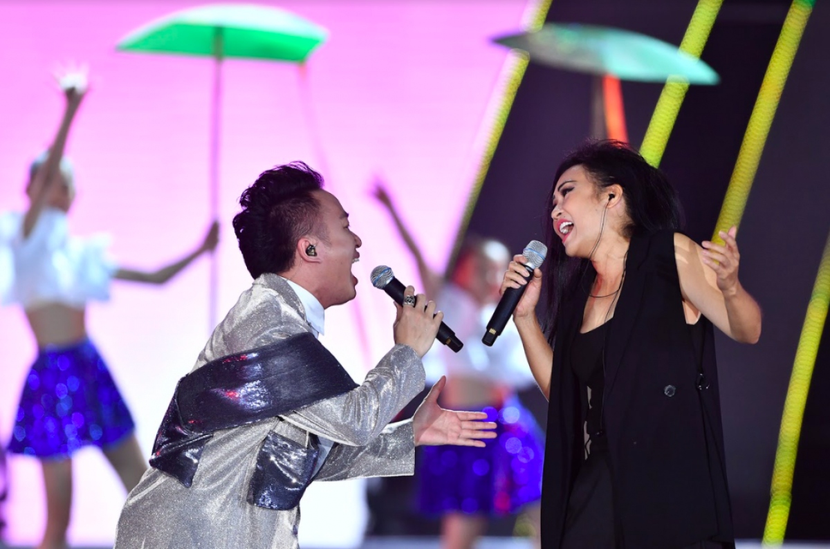 Singer Phuong Thanh (R), a native of Thanh Hoa, takes to the stage to give a performance alongside young singer Dan Duong.