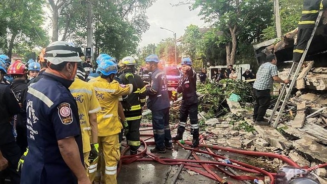 Các lực lượng chức năng vẫn chưa tìm được phương án đưa năm người khác bị mắc kẹt trong đống đổ nát ra ngoài an toàn. (Ảnh: AFP)