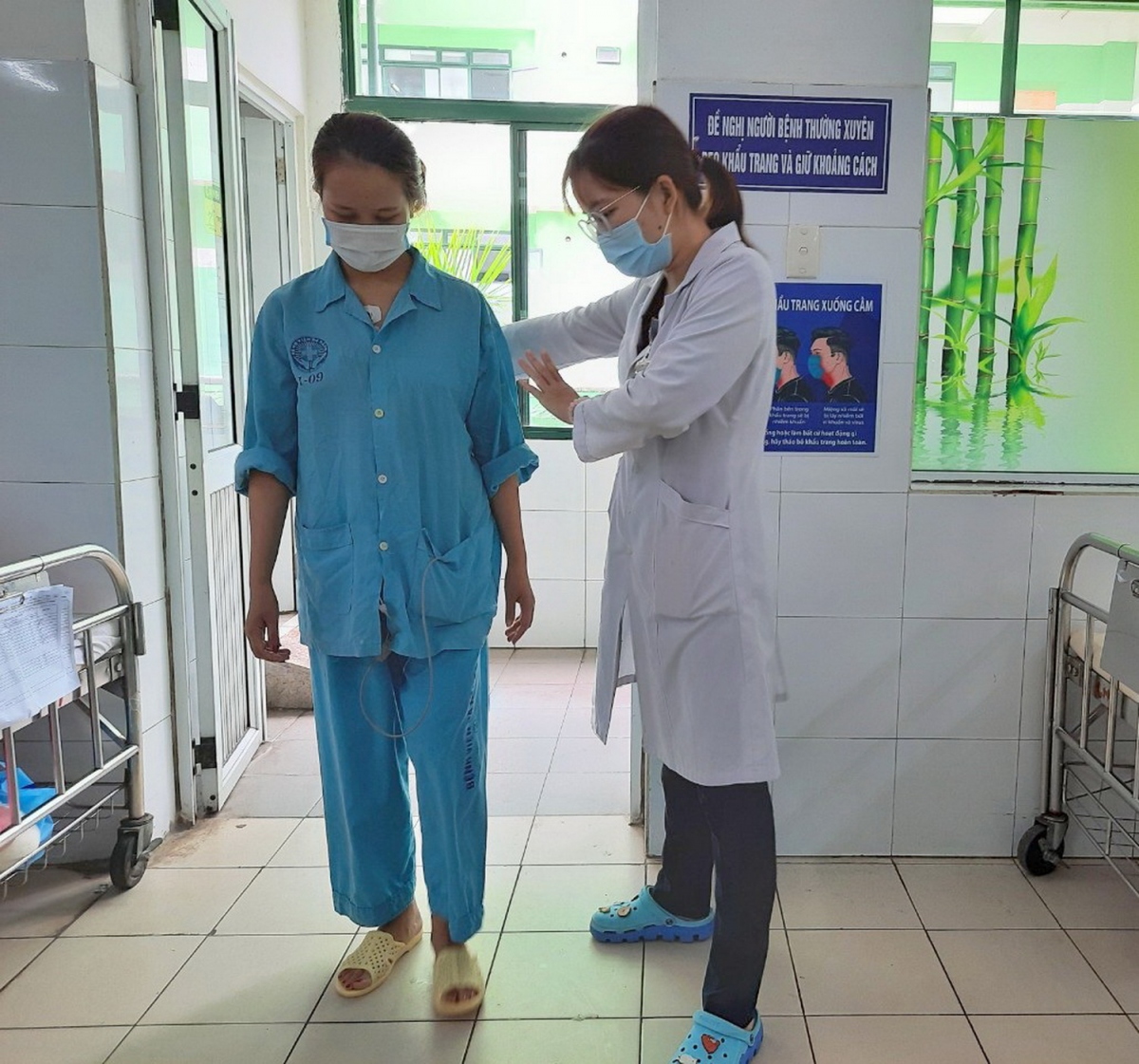 Sau 4 ngày điều trị, bệnh nhân hồi phục gần như hoàn toàn, bệnh nhân nói được, đi lại bình thường