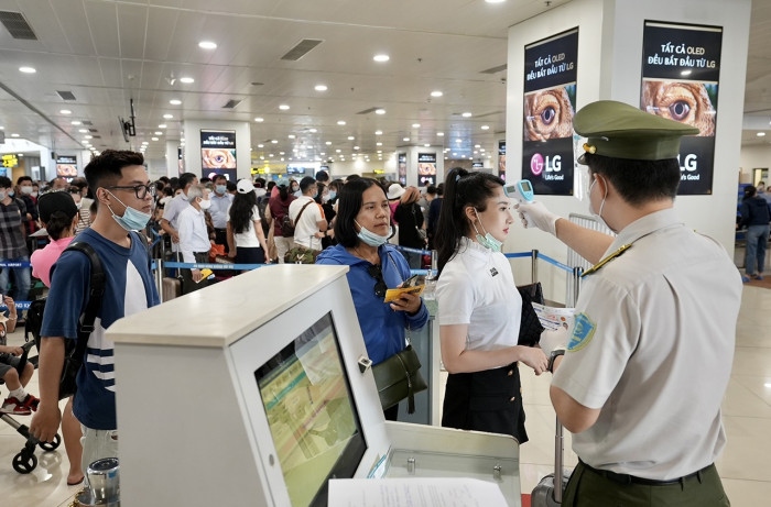 Cục trưởng Cục Hàng không Việt Nam Đinh Việt Thắng yêu cầu các đơn vị trong ngành hàng không triển khai công tác kiểm soát hành khách khai báo y tế tại các Cảng hàng không, sân bay.