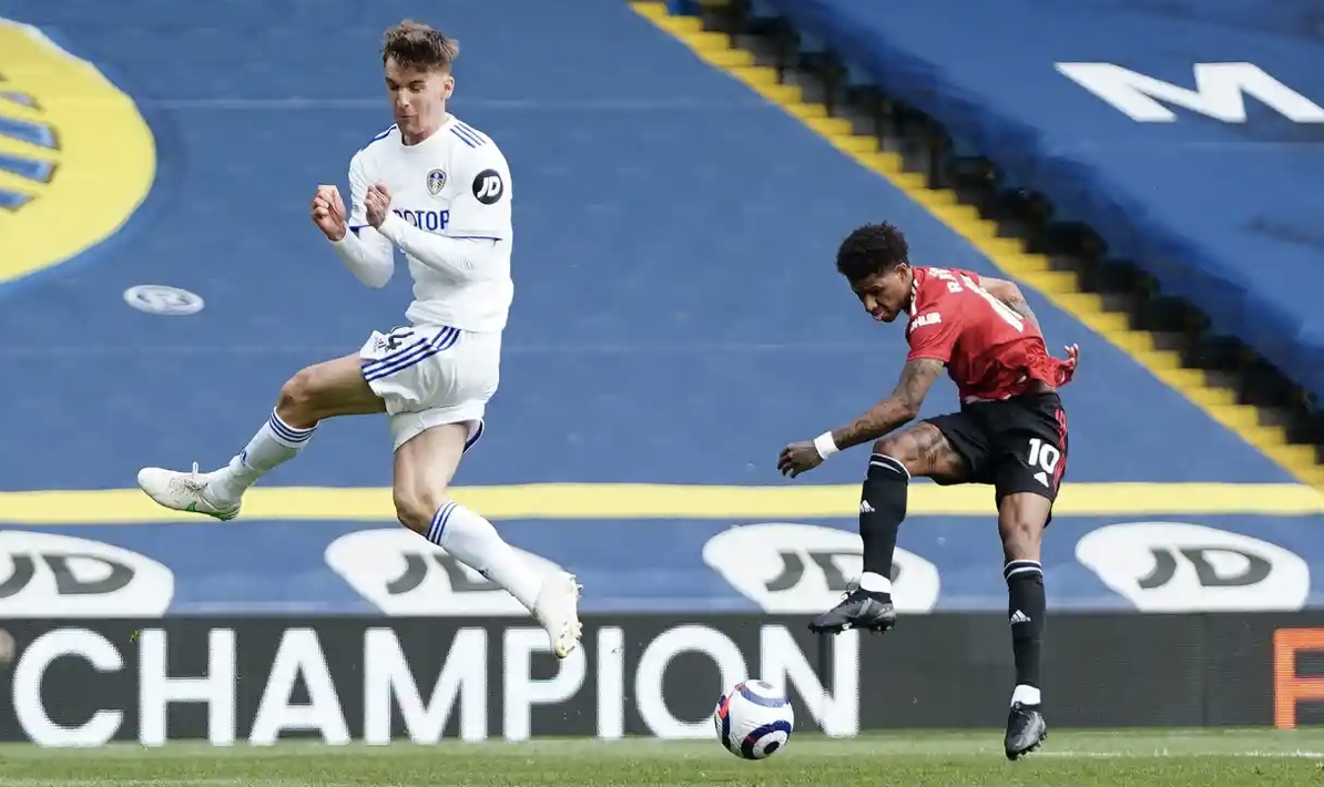 Rashford không có quá nhiều "đất diễn" trước hàng thủ Leeds chơi tập trung số đông và không ngần ngại phạm lỗi. (Ảnh: PA).