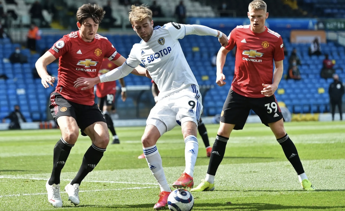 Leeds vẫn đang phòng ngự kiên cường trước MU. (Ảnh: Getty).