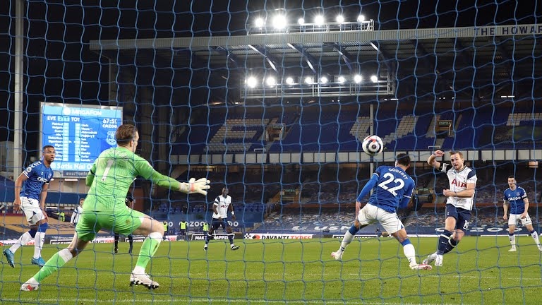 Harry Kane giải cứu Tottenham (Ảnh: Reuters).