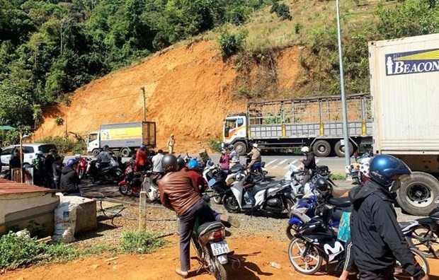 tren duong ve tham nha, 2 nu sinh vien bi xe tai tong thiet mang hinh anh 1