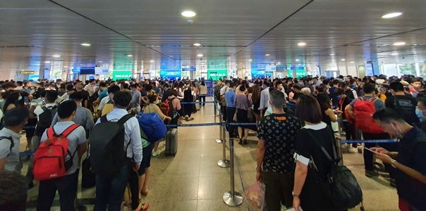 hcm city airport opens more check-in counters, security scanners picture 1