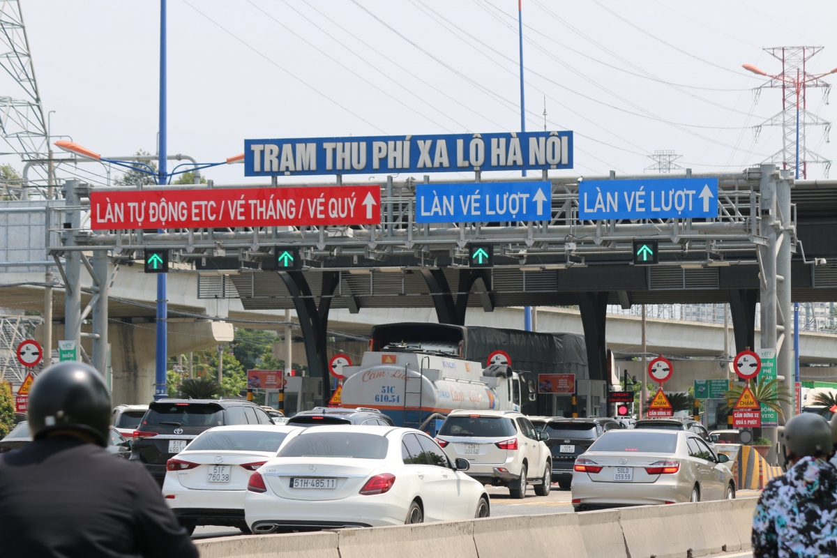 Trạm thu phí Xa lộ Hà Nội bị ùn ứ do các phương tiện phải dừng chờ