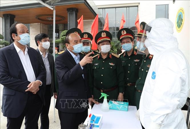 Thủ tướng Nguyễn Xuân Phúc kiểm tra công tác phòng, chống dịch COVID-19 của Bộ Quốc phòng. (Ảnh: TTXVN)