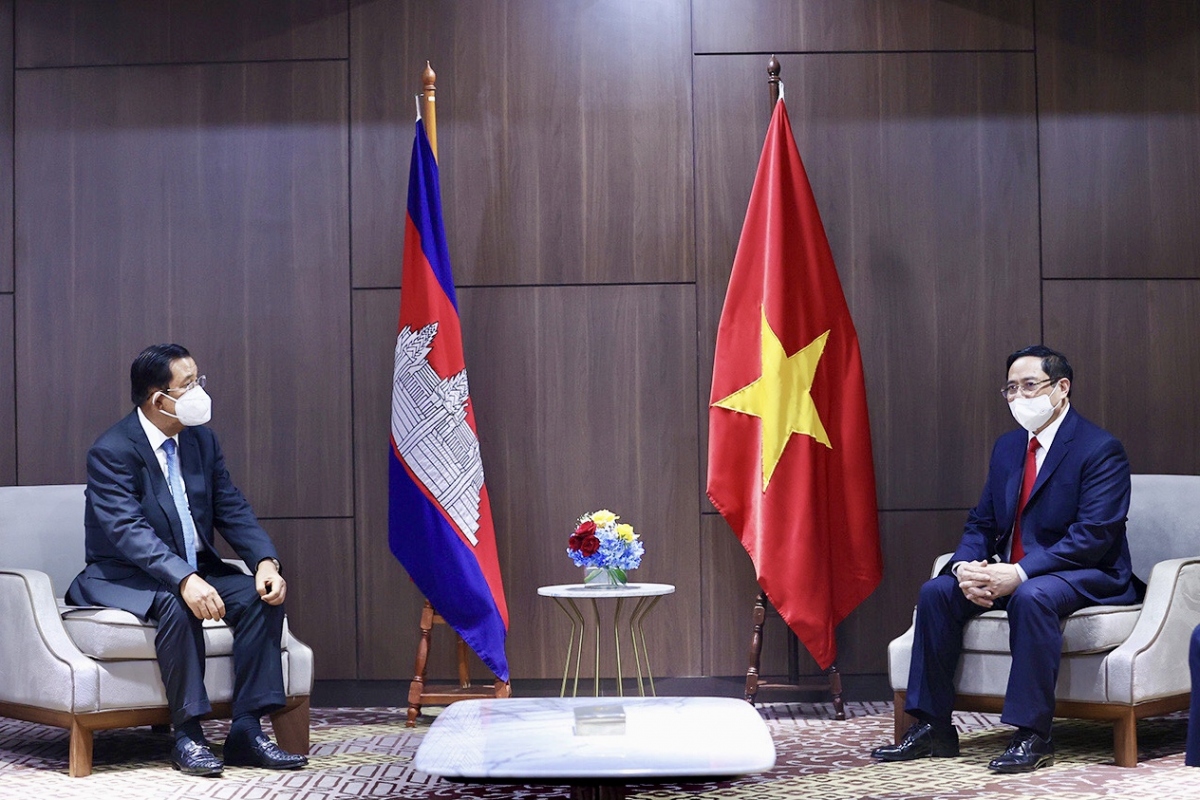 Thủ tướng Chính phủ Phạm Minh Chính trao đổi với Thủ tướng Campuchia Hun Sen.