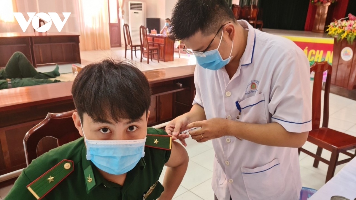 nearly 1,600 officers and soldiers receive covid-19 vaccine in mekong delta picture 1
