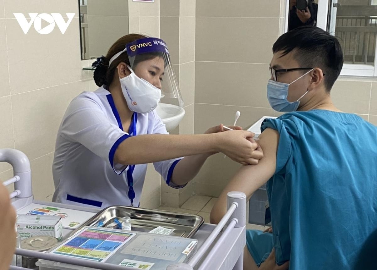 quy trinh tiem vaccine ngua covid-19 cua viet nam an toan va khac biet voi the gioi hinh anh 1